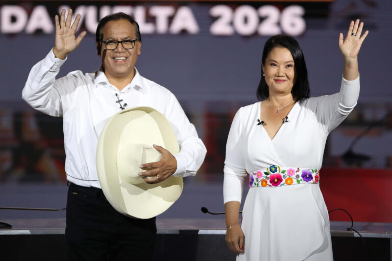 Fujimori y Sánchez, de las antípodas en economía a aproximarse para ganar elección en Perú