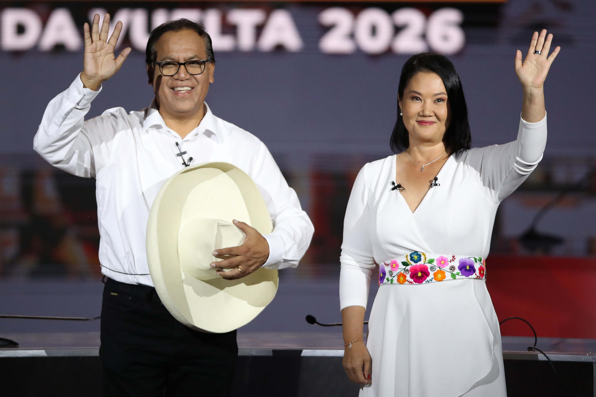 Fujimori y Sánchez, de las antípodas en economía a aproximarse para ganar elección en Perú