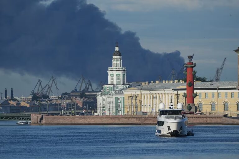 una-columna-de-humo-negro-se-observa-sobre-el-PHXXAOHA3ZEKTBTOKXFKVUVVY4