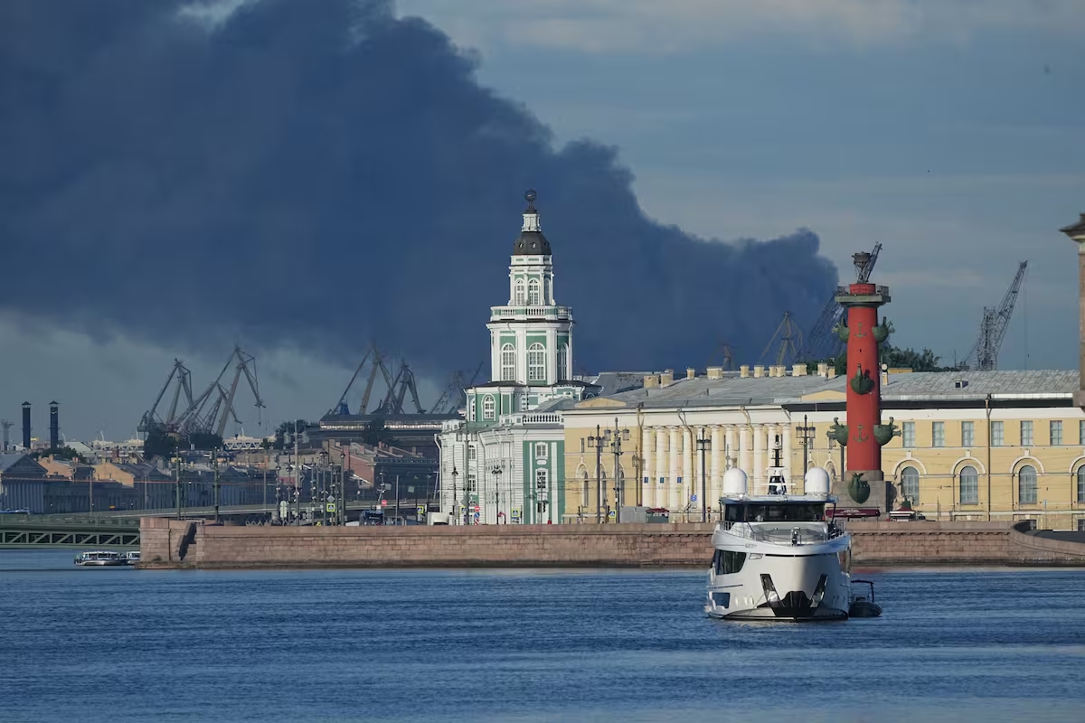 una-columna-de-humo-negro-se-observa-sobre-el-PHXXAOHA3ZEKTBTOKXFKVUVVY4